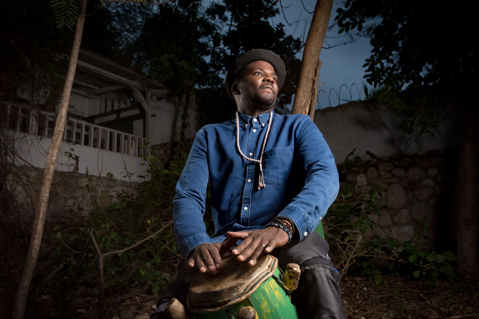 Portrait officiel de Ted Beaubrun, musicien, percussionniste, chanteur et auteur haïtien installé à Genève.